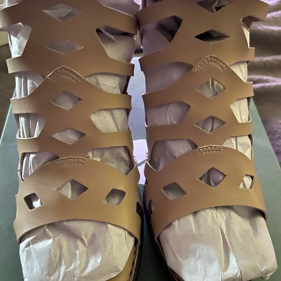 Tastemaker NWT Beige Heeled Sandals Size 8.5 - Picture 6 of 12